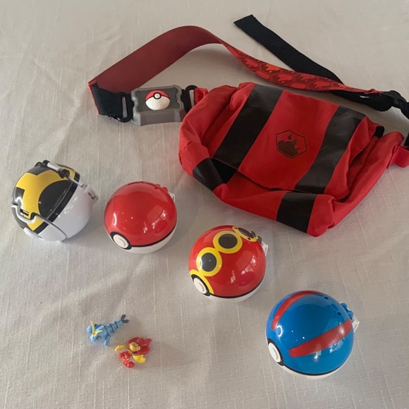 Pokemon Trainer kit with fire-type pouch, poke balls and figures - Picture 4 of 6